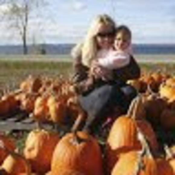 Meet your Posher, Julia - Picture 2 of 2